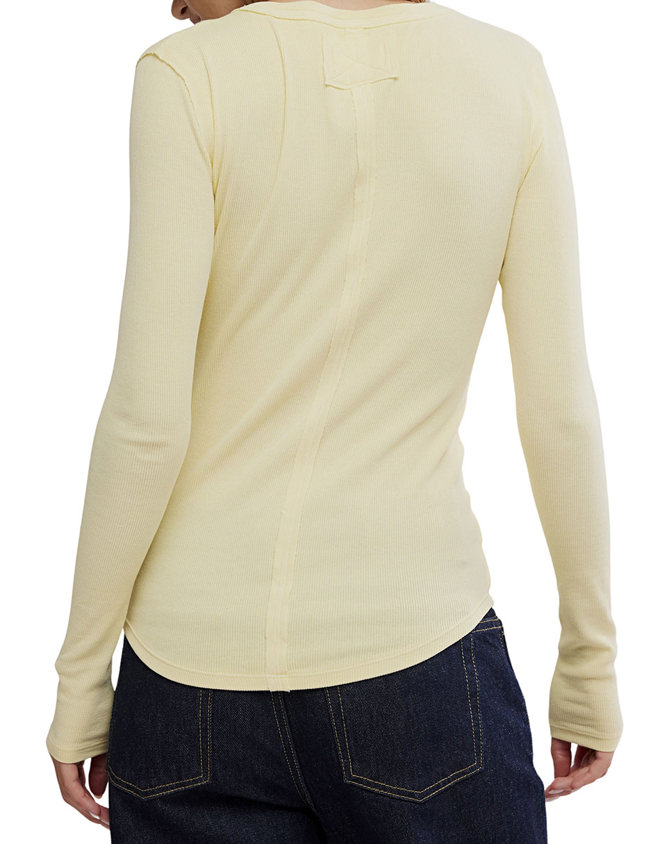 Playera manga larga cuello henley para mujer 3